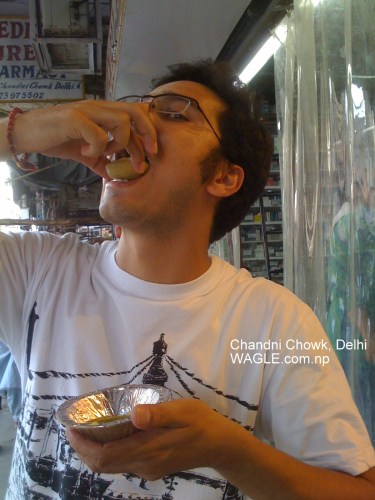 chandni chowk delhi pani puri eating