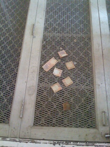 offerings inside taj mahal