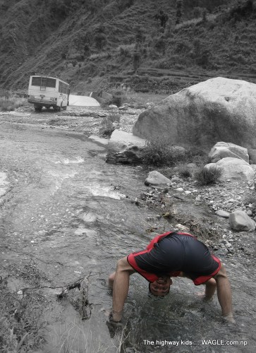 cleaning head in a running stream