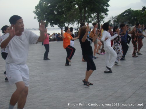 dance and exercise at Sisowath Quay aka riverside