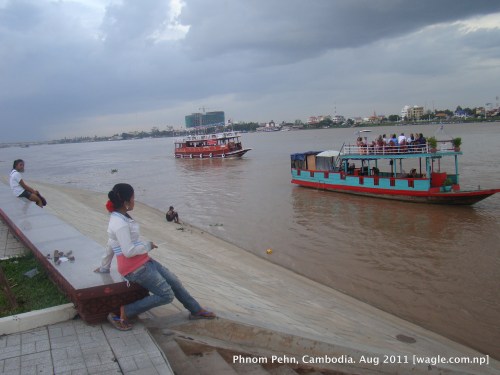 floating restaurants over mekong rever