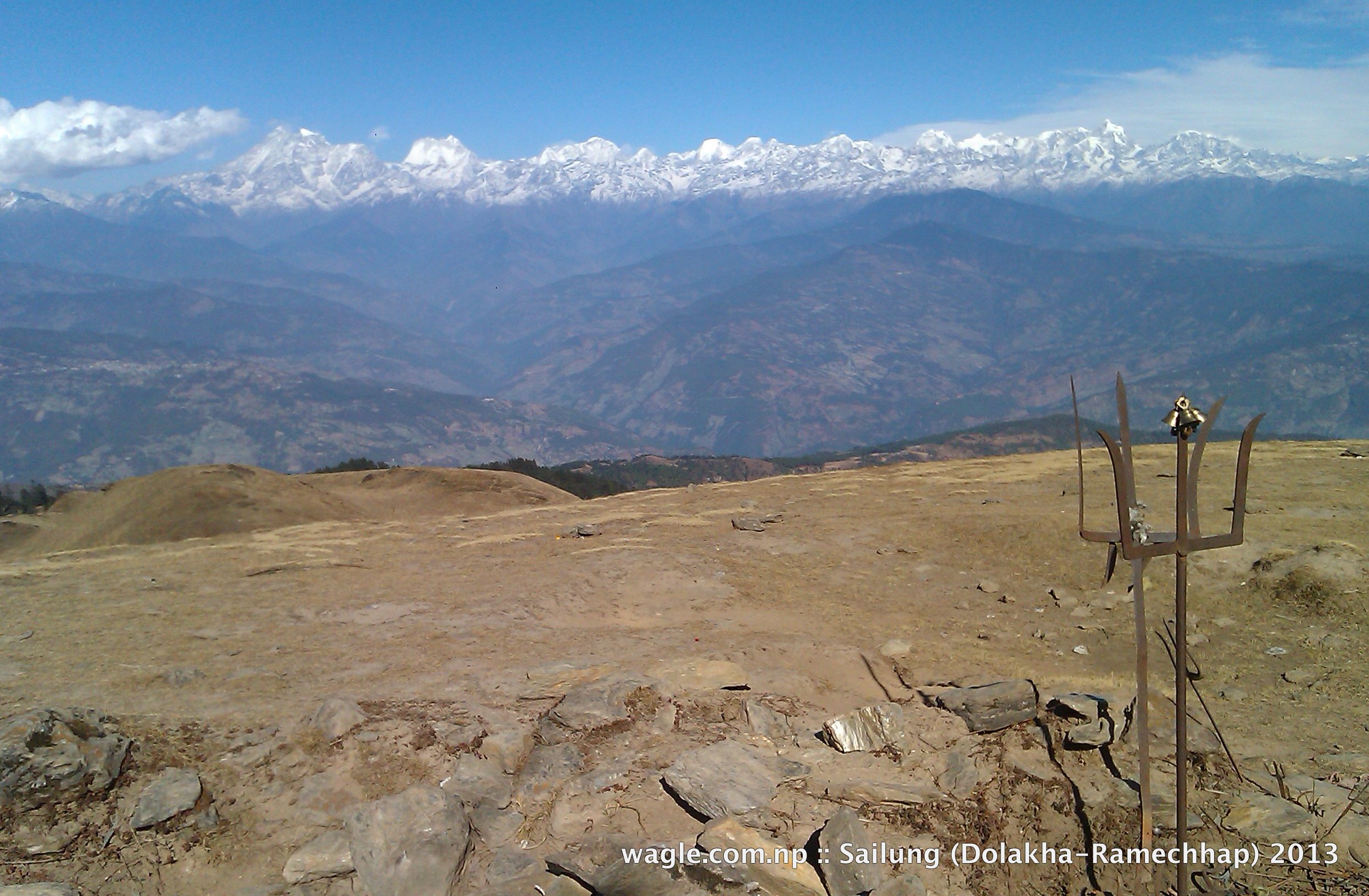 सैलुङ डाँडाबाट देखिएका झन् अग्ला डाँडाहरू ।