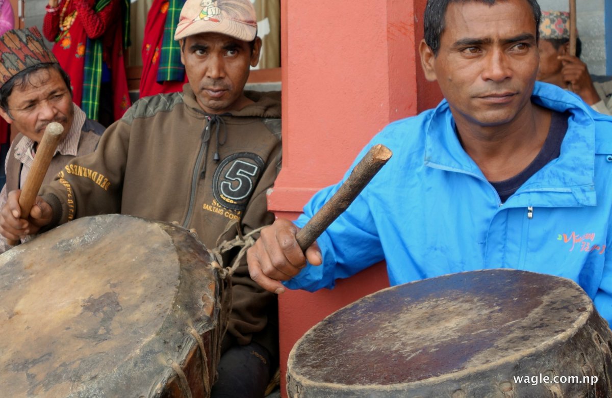 Men play damaha drums