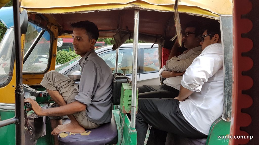 उबरले संसारका थुप्रै शहरहरूमा ट्याक्सी व्यवसायको अनुहारदै बदल्देको छ । उबर र भारतमा उसको प्रतिस्पर्धी अोलाले टेम्पुहरूलाई समेत अाफ्नो एप्पमा ल्याउन खोजिरहेका छन् ।